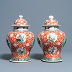 A pair of Chinese famille verte vases and covers, 19/20th C. — photo 2