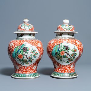 A pair of Chinese famille verte vases and covers, 19/20th C. — photo 3