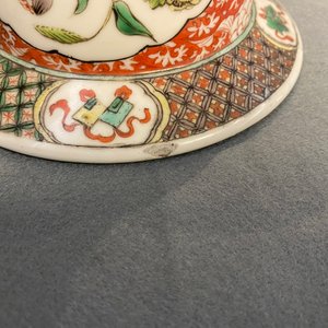 A pair of Chinese famille verte vases and covers, 19/20th C. — photo 7