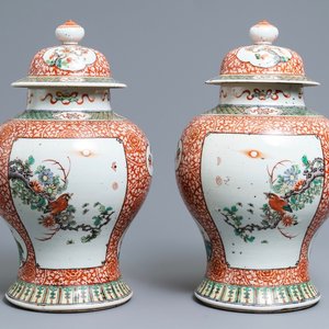 A pair of Chinese famille verte vases and covers, 19th C. — 照片 1