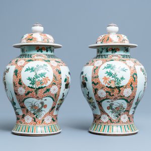 A pair of Chinese famille verte vases and covers, Kangxi mark, 19th C. — photo 2