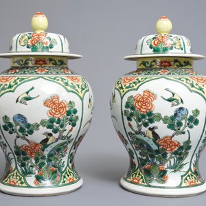 A pair of Chinese famille verte vases and covers with birds and flowers, 19th C. — photo 3