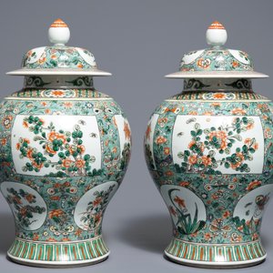 A pair of Chinese famille verte vases and covers with floral design, 19/20th C. — 照片 2