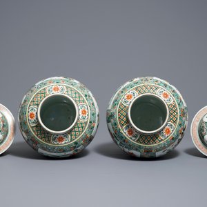 A pair of Chinese famille verte vases and covers with floral design, 19/20th C. — 照片 5