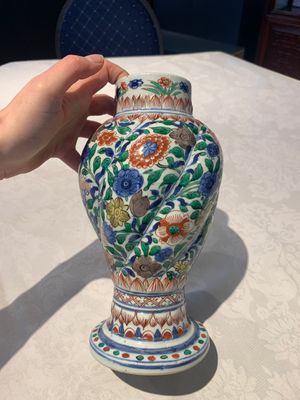 A pair of Chinese famille verte vases and covers with floral design, Kangxi — photo 12