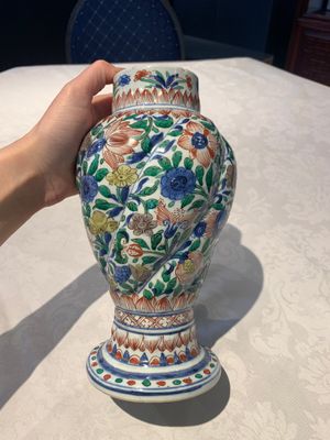 A pair of Chinese famille verte vases and covers with floral design, Kangxi — photo 13