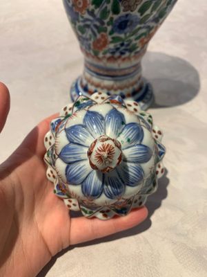 A pair of Chinese famille verte vases and covers with floral design, Kangxi — photo 19