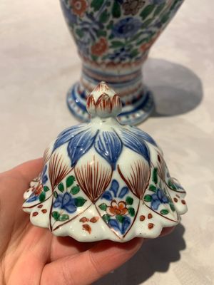 A pair of Chinese famille verte vases and covers with floral design, Kangxi — photo 20