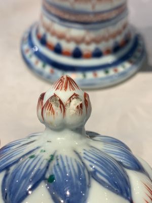A pair of Chinese famille verte vases and covers with floral design, Kangxi — photo 22
