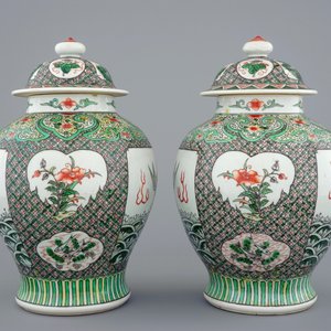 A pair of Chinese famille verte vases and covers with mythical beasts, 19/20th C. — photo 2