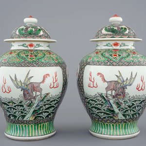 A pair of Chinese famille verte vases and covers with mythical beasts, 19/20th C. — photo 3
