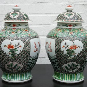 A pair of Chinese famille verte vases and covers with mythical beasts, 19/20th C. — photo 8