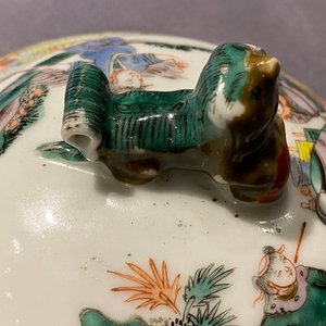 A pair of Chinese famille verte vases and covers with warrior scenes, 19th C. — 照片 11