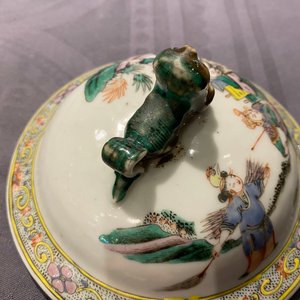 A pair of Chinese famille verte vases and covers with warrior scenes, 19th C. — 照片 9