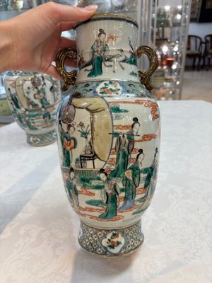 A pair of Chinese famille verte vases with narrative design, 19th C. — photo 1