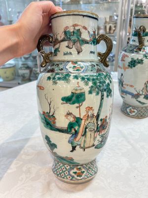 A pair of Chinese famille verte vases with narrative design, 19th C. — photo 12