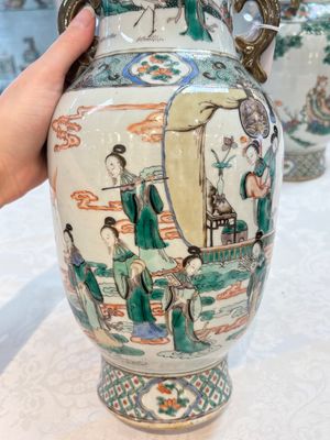 A pair of Chinese famille verte vases with narrative design, 19th C. — photo 17