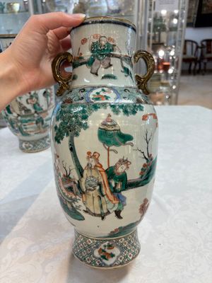 A pair of Chinese famille verte vases with narrative design, 19th C. — photo 3