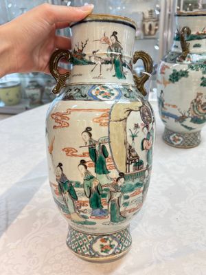 A pair of Chinese famille verte vases with narrative design, 19th C. — photo 10