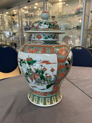A pair of Chinese famille verte 'Wen Wang Fang Xian 文王訪賢' vases and covers, 19th C. — 照片 1