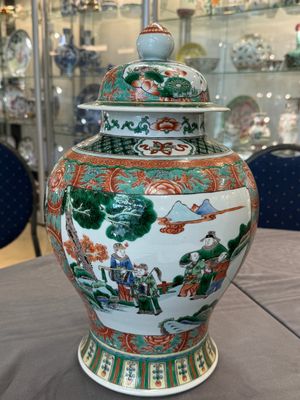 A pair of Chinese famille verte 'Wen Wang Fang Xian 文王訪賢' vases and covers, 19th C. — 照片 15