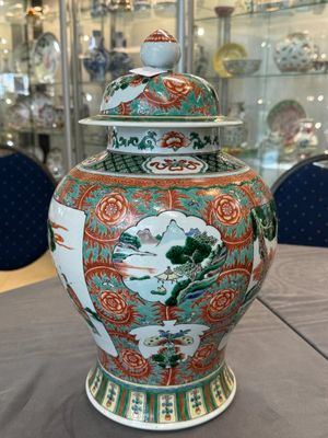 A pair of Chinese famille verte 'Wen Wang Fang Xian 文王訪賢' vases and covers, 19th C. — 照片 16