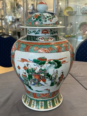 A pair of Chinese famille verte 'Wen Wang Fang Xian 文王訪賢' vases and covers, 19th C. — 照片 17
