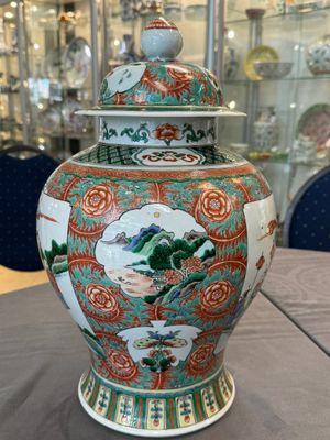 A pair of Chinese famille verte 'Wen Wang Fang Xian 文王訪賢' vases and covers, 19th C. — 照片 18
