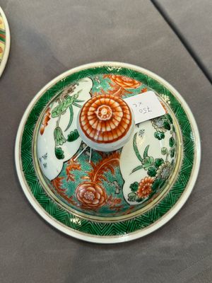 A pair of Chinese famille verte 'Wen Wang Fang Xian 文王訪賢' vases and covers, 19th C. — 照片 19