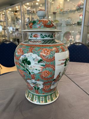 A pair of Chinese famille verte 'Wen Wang Fang Xian 文王訪賢' vases and covers, 19th C. — 照片 2