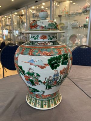 A pair of Chinese famille verte 'Wen Wang Fang Xian 文王訪賢' vases and covers, 19th C. — 照片 3