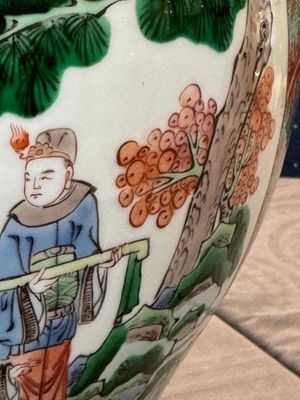 A pair of Chinese famille verte 'Wen Wang Fang Xian 文王訪賢' vases and covers, 19th C. — 照片 5