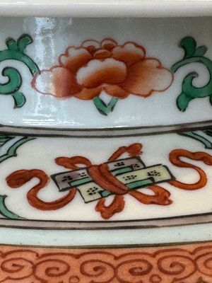 A pair of Chinese famille verte 'Wen Wang Fang Xian 文王訪賢' vases and covers, 19th C. — 照片 6