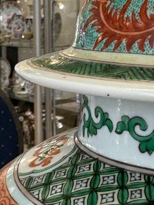 A pair of Chinese famille verte 'Wen Wang Fang Xian 文王訪賢' vases and covers, 19th C. — 照片 7