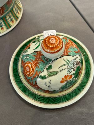 A pair of Chinese famille verte 'Wen Wang Fang Xian 文王訪賢' vases and covers, 19th C. — 照片 8