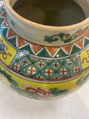A pair of Chinese famille verte yellow-ground 'pheasants and peonies' vases and covers, 19th C. — photo 11