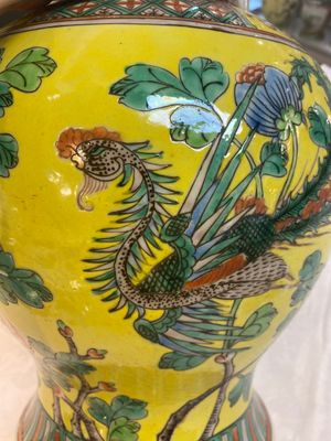 A pair of Chinese famille verte yellow-ground 'pheasants and peonies' vases and covers, 19th C. — photo 12