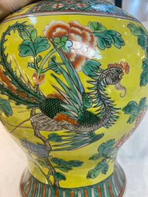 A pair of Chinese famille verte yellow-ground 'pheasants and peonies' vases and covers, 19th C. — photo 13