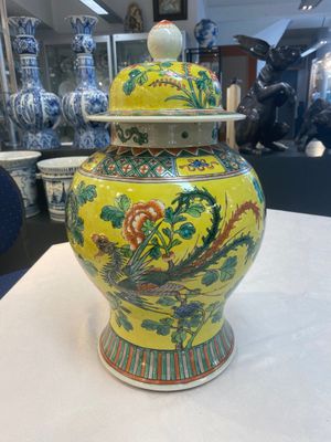 A pair of Chinese famille verte yellow-ground 'pheasants and peonies' vases and covers, 19th C. — photo 14