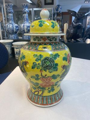 A pair of Chinese famille verte yellow-ground 'pheasants and peonies' vases and covers, 19th C. — photo 15