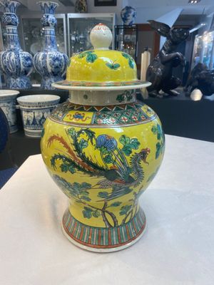 A pair of Chinese famille verte yellow-ground 'pheasants and peonies' vases and covers, 19th C. — photo 16