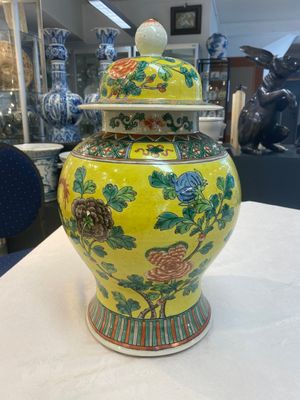 A pair of Chinese famille verte yellow-ground 'pheasants and peonies' vases and covers, 19th C. — photo 17