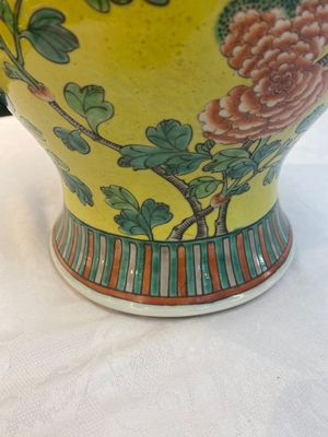 A pair of Chinese famille verte yellow-ground 'pheasants and peonies' vases and covers, 19th C. — photo 18