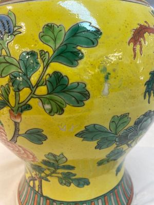 A pair of Chinese famille verte yellow-ground 'pheasants and peonies' vases and covers, 19th C. — photo 19