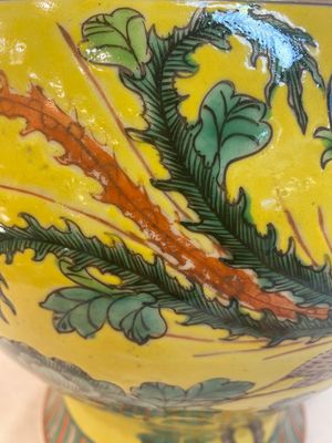 A pair of Chinese famille verte yellow-ground 'pheasants and peonies' vases and covers, 19th C. — photo 20