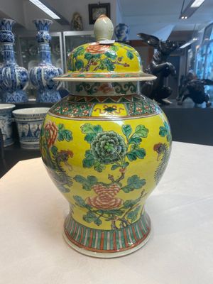 A pair of Chinese famille verte yellow-ground 'pheasants and peonies' vases and covers, 19th C. — photo 2