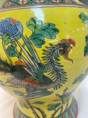 A pair of Chinese famille verte yellow-ground 'pheasants and peonies' vases and covers, 19th C. — photo 21