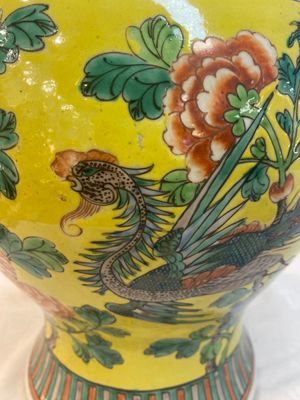 A pair of Chinese famille verte yellow-ground 'pheasants and peonies' vases and covers, 19th C. — photo 22