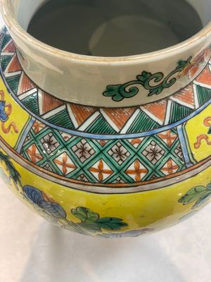 A pair of Chinese famille verte yellow-ground 'pheasants and peonies' vases and covers, 19th C. — photo 23