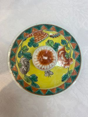 A pair of Chinese famille verte yellow-ground 'pheasants and peonies' vases and covers, 19th C. — photo 26